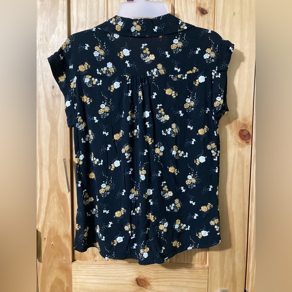 NWT - No Boundaries juniors size S (3-5) button-down, tie-front blouse - Picture 6 of 7